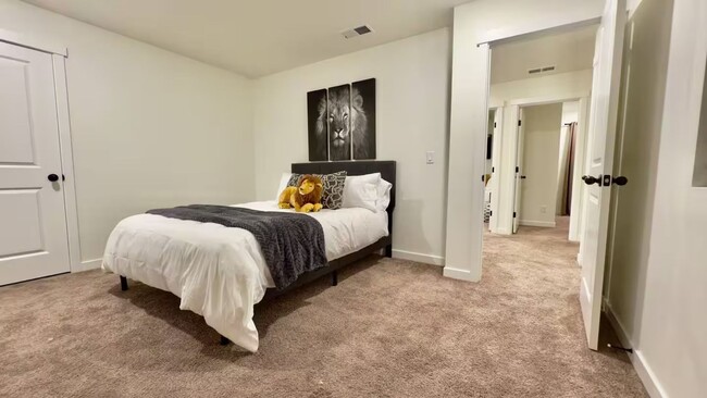 Building Photo - 5 Bedroom / 3 Bath Home with Fully Fenced ...