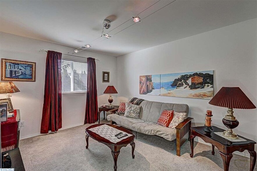 Guest bedroom 1 - 531 Smoketree pl
