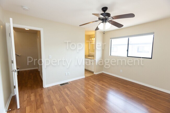 Building Photo - Beautiful 2 bed, 2.5 bath, 1373 sqft Townh...