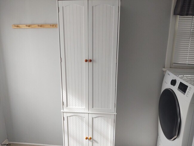 Building Photo - 701 E Beach Ave