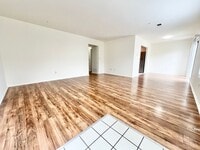 Building Photo - 10632 Oak St