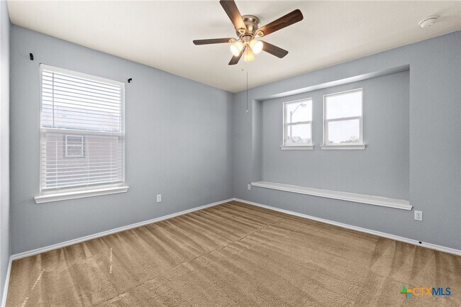 Building Photo - 1053 Sagebrush Dr