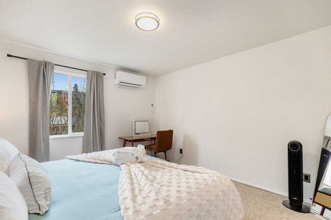 Building Photo - 5924 18th Ave SW