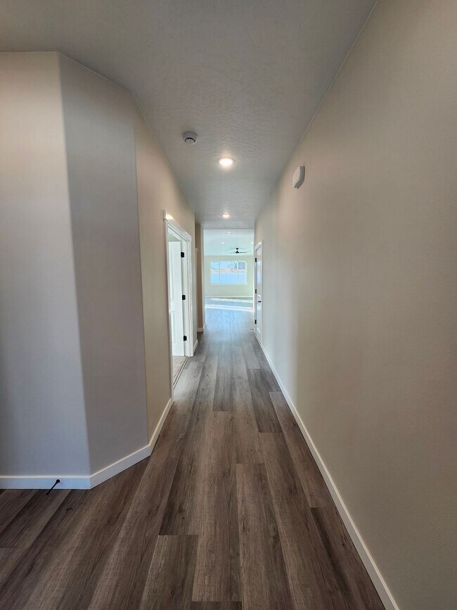 Building Photo - 3 bed, 2 bath- Kennewick Location!