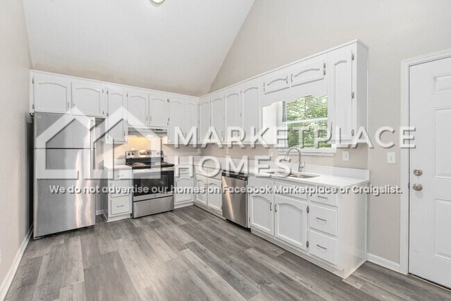 Building Photo - 4901 Mockingbird Ln