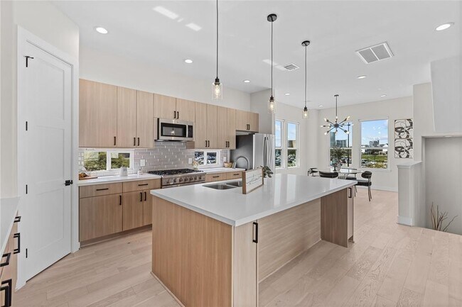 Building Photo - 2509 N MacGregor Way