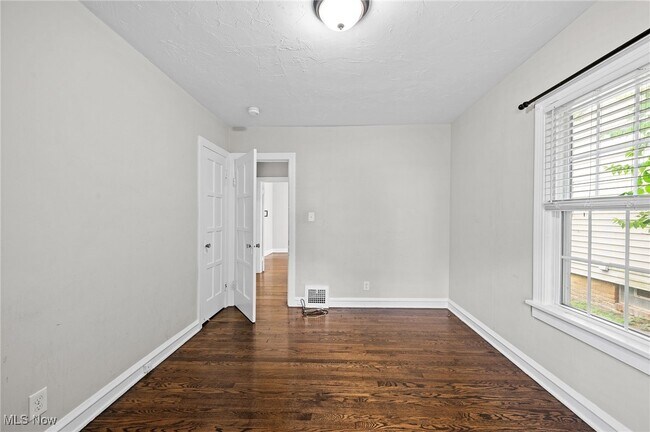 Building Photo - 3595 Glencairn Rd