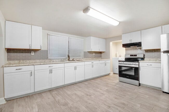 Building Photo - 105 Pineland Cir