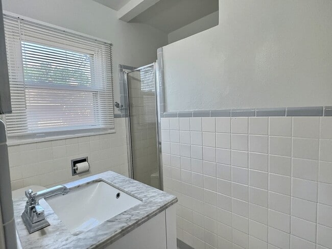 Building Photo - 635 Rockhill Dr