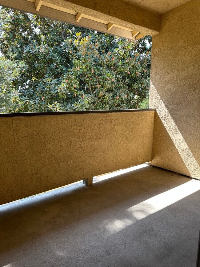 Building Photo - 2 WEEKS FREE RENT November Special - Stunn...