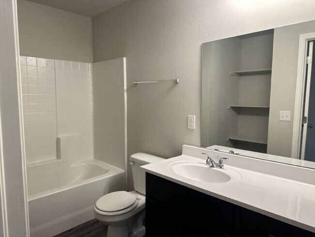 Building Photo - Newer 3 Bedroom/2 Bath Home in Newcastle -...
