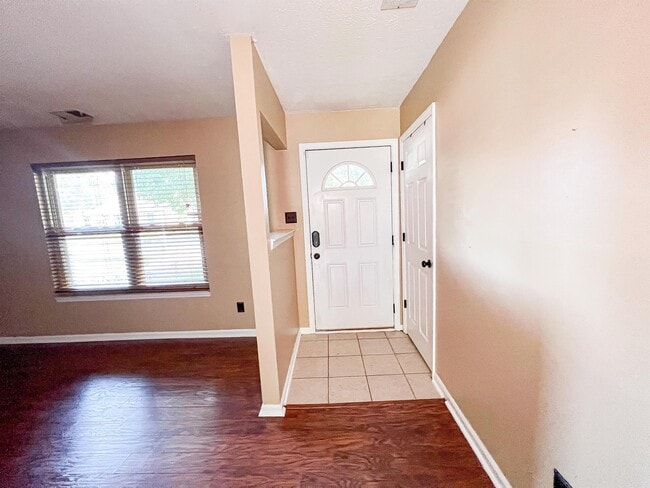 Building Photo - 1559 Summerhill Dr