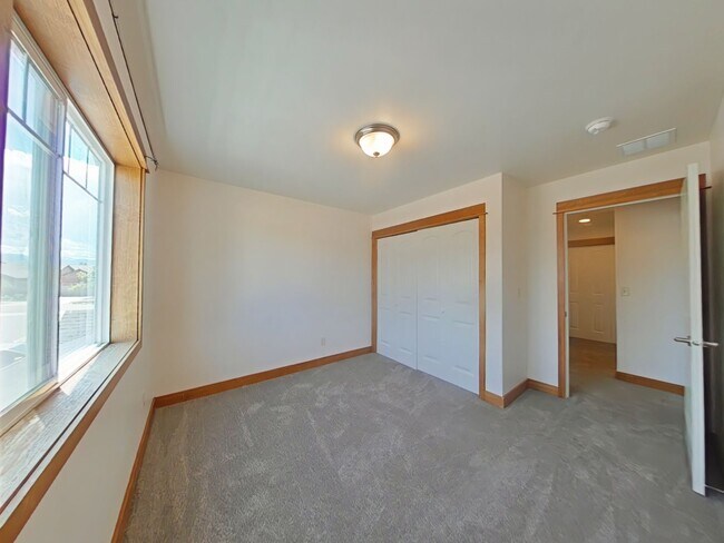 Building Photo - Beautiful 3 bedroom, 2 1/2 bathroom, townhouse with attached garage!