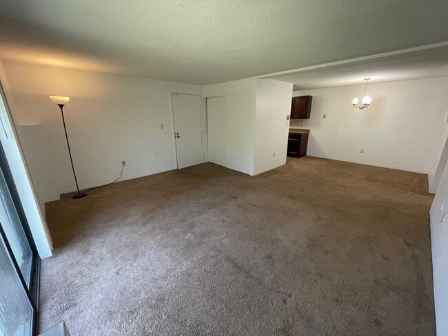 Building Photo - 17 Village Rock Ln