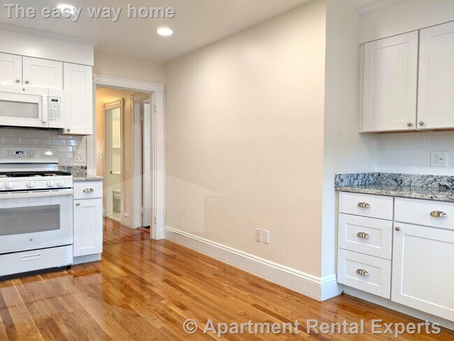 Building Photo - Nicely Updated Top Floor Two Bed Near Davi...