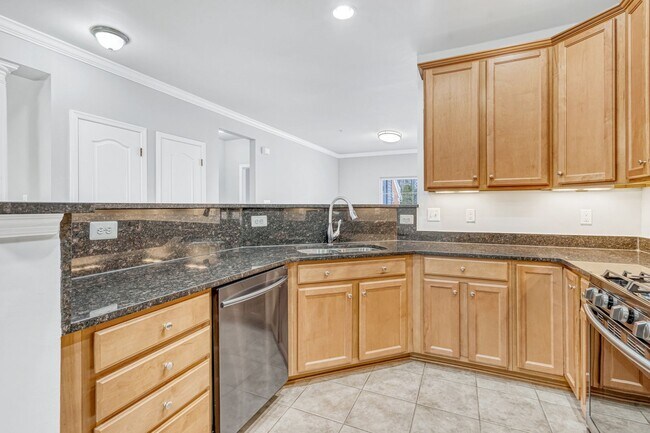 Building Photo - Great 2 Bedroom; 2 Bathroom condo in Manas...