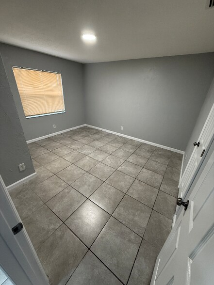 Building Photo - 908 Lora St