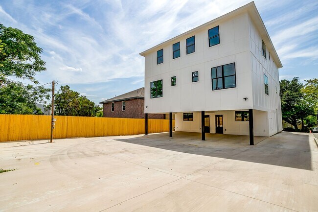 Building Photo - 2811 Forest Park Blvd