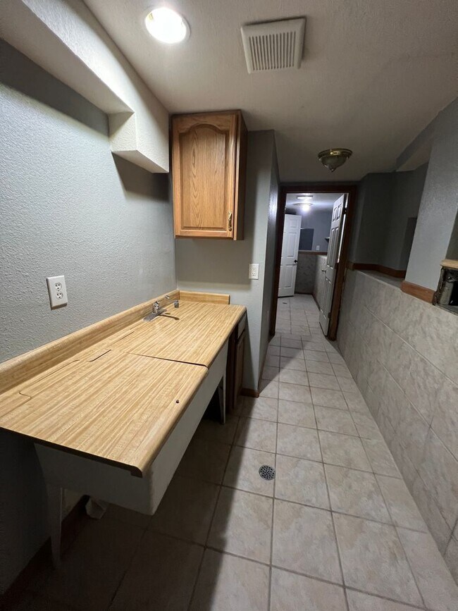 Building Photo - 5 bedroom/3 bath w/mother in law style qua...