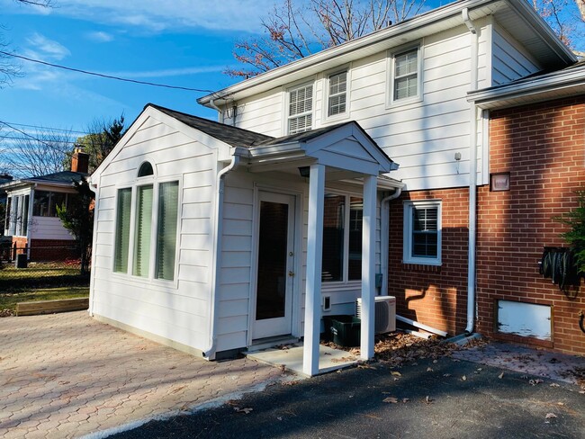 Building Photo - Beautifully Renovated 3bdrm/2.5bth Tri-Lev...