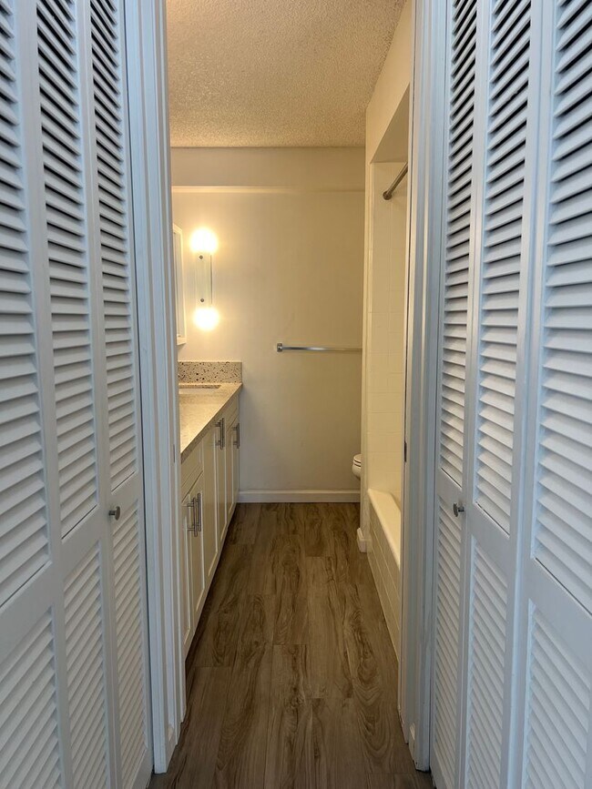 Building Photo - 1 Bedroom Kapiolani Manor by Ala Moana with Parking, Pool