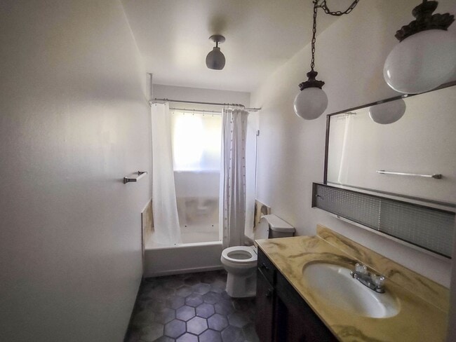 Building Photo - 3 bedroom, 2 bath home in the desirable be...