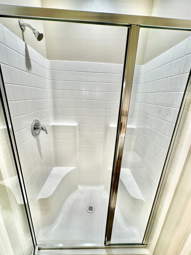 Building Photo - North Clovis 3/3 with Bonus Room and Pool