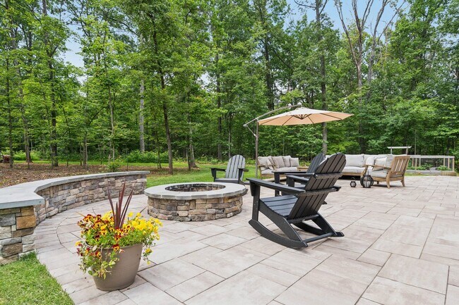 Building Photo - Impressive 6 Bed 4.5 Bath Single-Family Ho...