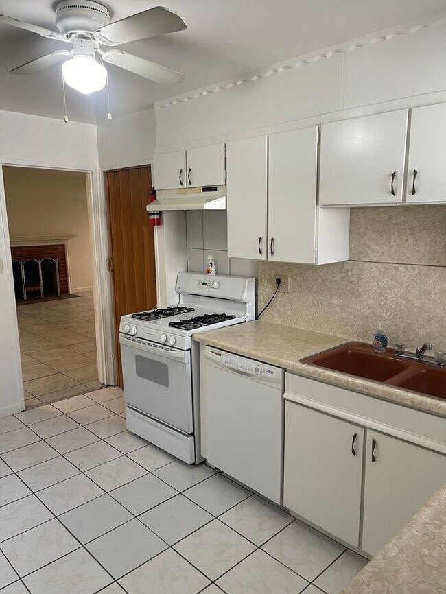 Building Photo - San Lorenzo Charmer - 3 bedroom 1 bath home