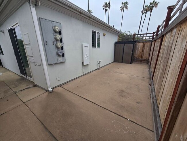 Building Photo - 1 BD / 1 BTH Home on Hornblend with Parking in Pacific Beach San Diego