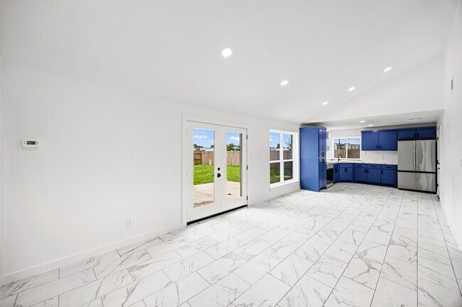 Building Photo - 12831 Nyack Dr