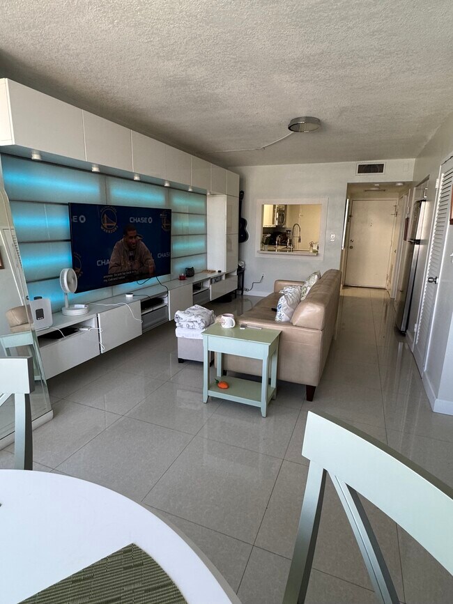 Building Photo - 2899 Collins Ave
