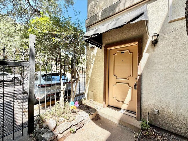 Building Photo - 4314 Travis St