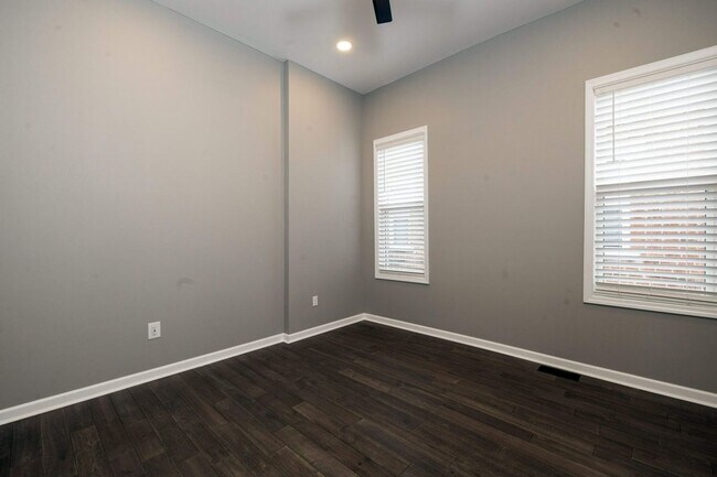 Building Photo - Clark Pl  60-64 MLR