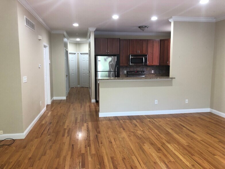 Building Photo - 7338 Amherst Ave