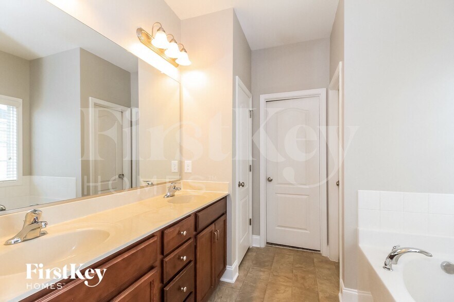 Building Photo - 746 Breeders Cup Dr