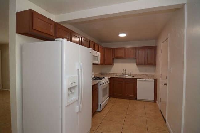 Building Photo - Charming 3 Bedroom 1 Bath House! Great East/Central Tucson Location