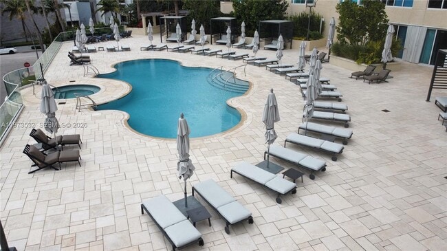 Building Photo - 400 S Pointe Dr