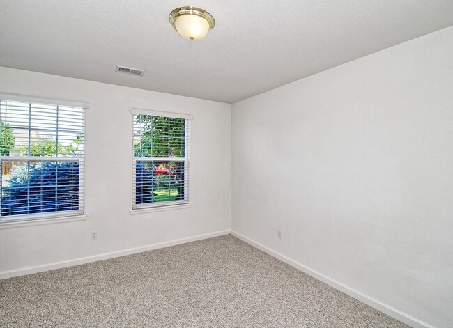 Building Photo - 598 Garnet Dr