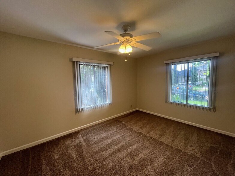 Building Photo - 132 N Maple St