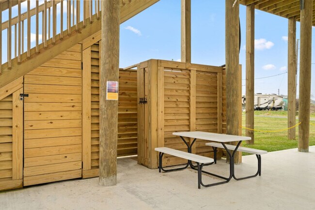 Building Photo - 1062 Cedar Ln