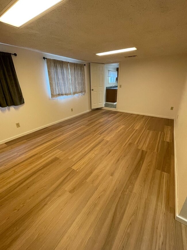 Building Photo - Convieniently located charming home with modern updates!