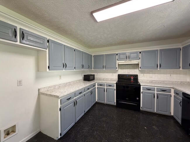 Building Photo - 3-Bedroom Home in Quiet Neighborhood Located in St. Robert, MO!
