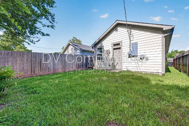 Building Photo - 1204 3rd St