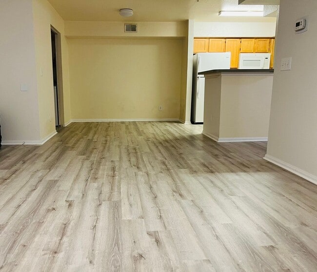 Primary Photo - Spacious 2nd Floor 2B/2B Unfurnished Condo...