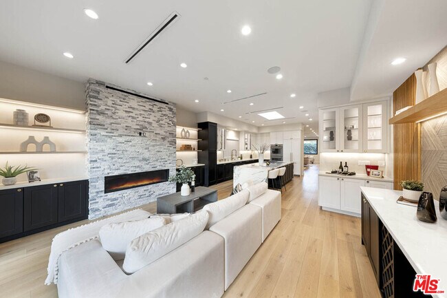 Building Photo - 123 S Kilkea Dr