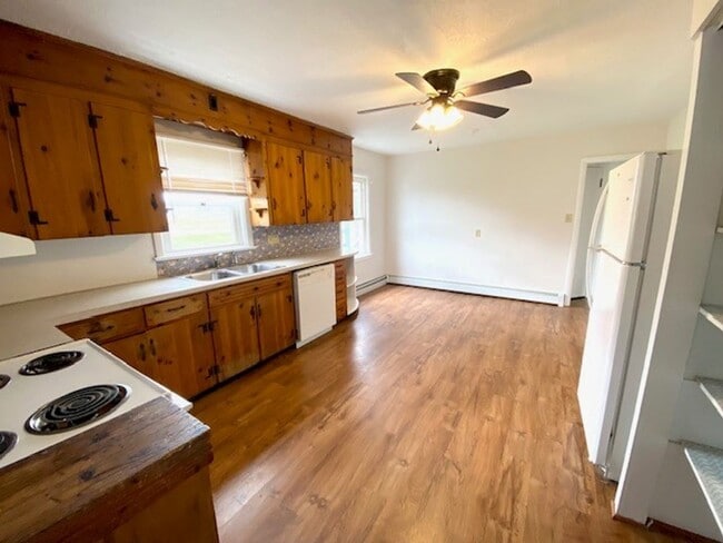 Building Photo - ONE LEVEL Single Family Home Close To Interstates!