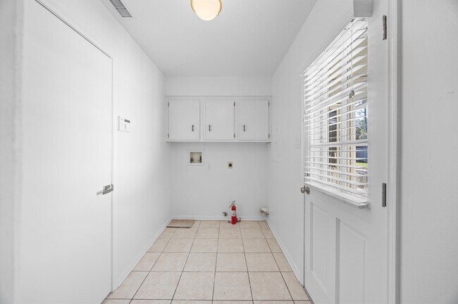 Building Photo - 25 Little John Ln