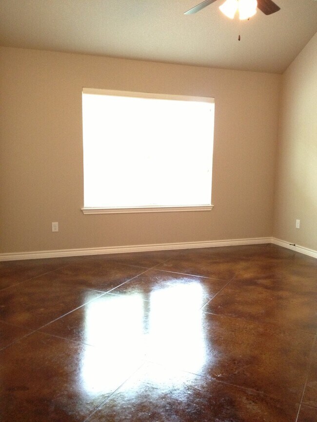 Building Photo - 617 Paseo del Plata Dr