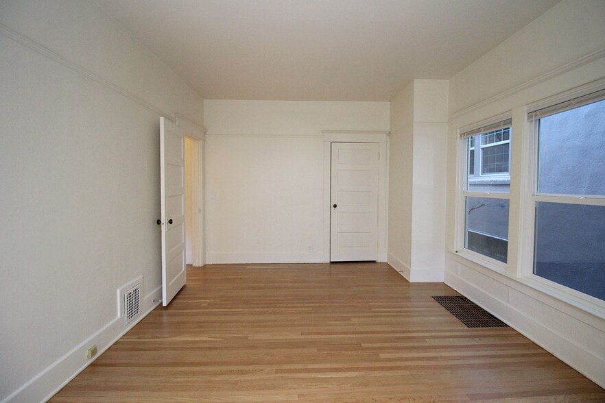 Building Photo - 2314 SW Vista Ave